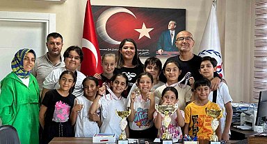 Şampiyon bisikletçilerden ilçe müdürüne teşekkür ziyareti