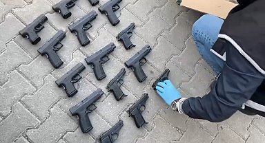 Samsun'da şüpheli araçta 15 tabanca ele geçirildi