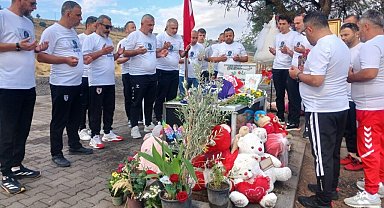 Samsunspor taraftarları Narin'in mezarını ziyaret etti