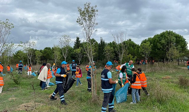Sancaktepe Belediyesi ekipleri, Dünya Temizlik Günü'nde gönüllülerle el ele verdi