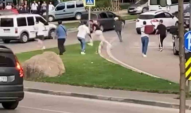 Sandalyeler, tekmeler havada uçuştu: Meydan muharebesini aratmayan kavga kamerada