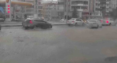 Şanlıurfa'da sağanak yağış etkili oldu, yollar göle döndü