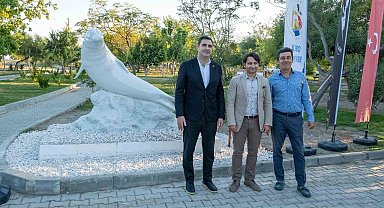 Sargerme'ye nesli tehlike altında olan 'Keşiş Foku' heykeli