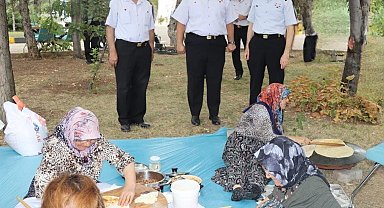 Şehit anneleri, yaptıkları gözlemeleri jandarma personeline ikram etti