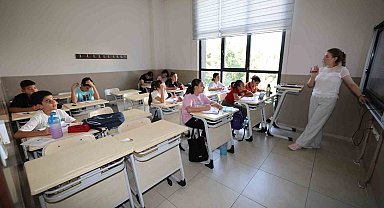 Şehzadeler Belediyesi Gençlik Merkezi'nin İngilizce kurslarına yoğun ilgi