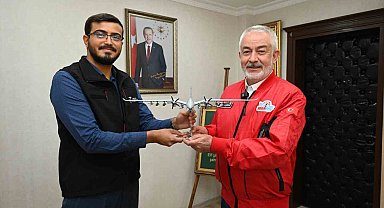 Selçuk Bayraktar'dan Başkan Başdeğirmen'e Akıncı maketi
