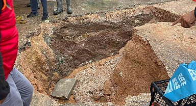 Semt pazarı içerisindeki yol çöktü: 2 metre derinliğinde çukur oluştu