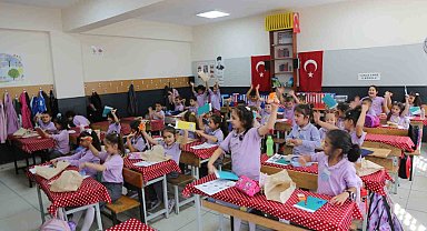 Serdivan'da öğrencilere kırtasiye seti hediye edildi