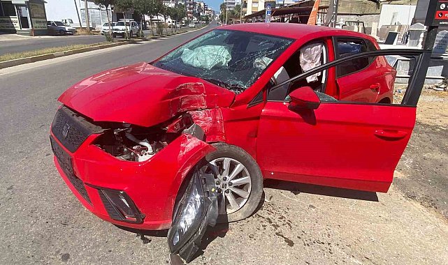 Serik'te iki otomobil kavşakta çarpıştı: 1 yaralı