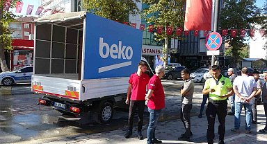 Servis aracının çarptığı yaya ağır yaralandı