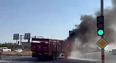 Seyir halindeki kamyon alev aldı