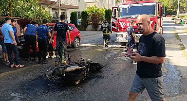 Seyir halindeyken yanan motosikleti mahalle sakinleri söndürdü