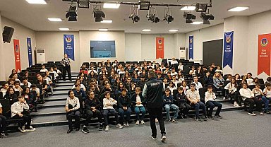 Siber polisi kamu kurum çalışanları ve öğrencileri bilgilendirdi