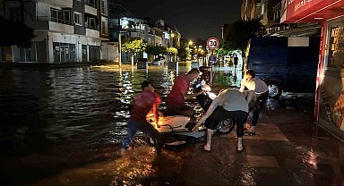 Şiddetli yağışla birlikte göle dönen caddelerde vatandaşlar zor anlar yaşadı