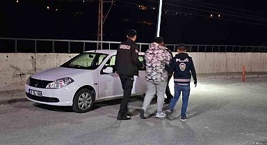 Silah çekip, polisleri darp ederek yaralayan 2 şahıs tutuklandı