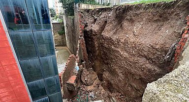 Sinop'ta istinat duvarı çöktü, bina tahliye edildi