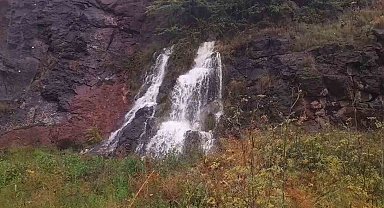Sinop'taki yağışların ardından kayalık alanda şelale oluştu
