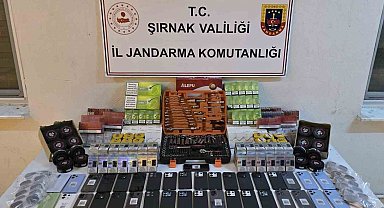 Şırnak'ta jandarma ekipleri 12 araçta gümrük kaçağı malzeme ele geçirdi