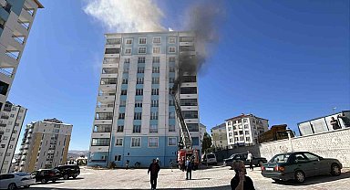 Sivas'ta korkutan yangın: Apartmanda mahsur kalanlar tek tek kurtarıldı