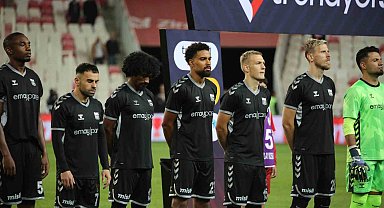 Sivasspor, şehit polis memuru Şeyda Yılmaz için maça siyah forma ile çıktı