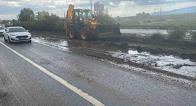 Söke Belediyesi yağış sonrası kapanan karayolunu temizleyerek trafiğe açtı