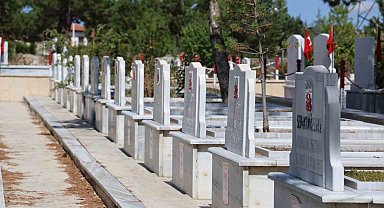 Spor yazarı Abdullah Yiğit, 57 yıl önce hayatını kaybeden 43 taraftarı tek başına andı