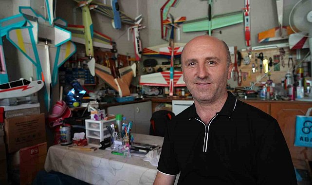 Strafor usta ellerde model uçağa dönüştü