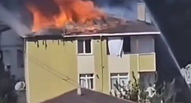 Sultanbeyli'de apartmanın çatısı alev alev yandı