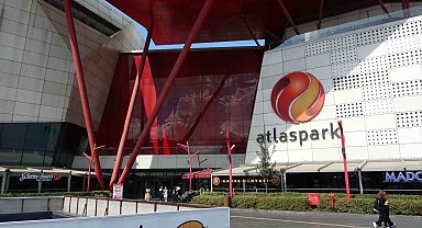 Sultanbeyli'de Atlaspark AVM'de bir kişi 3'üncü kattan zemine düştü