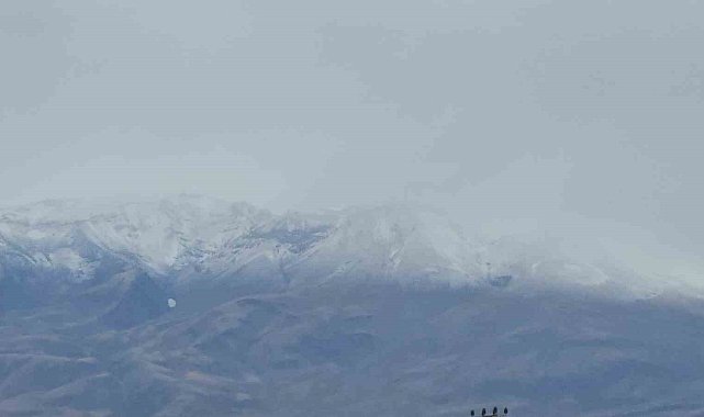 Süphan Dağı'na mevsimin ilk karı yağdı