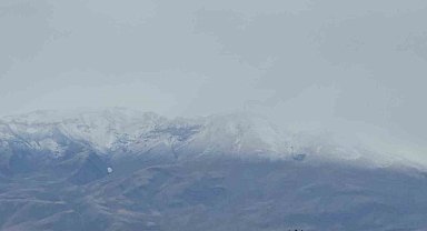 Süphan Dağı'na mevsimin ilk karı yağdı