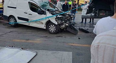 Süratli otomobil park halindeki tıra ok gibi saplandı: 1 ölü