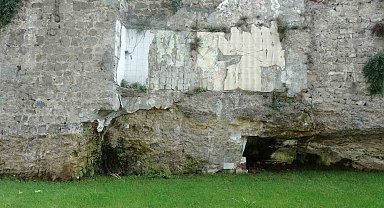 Surlardaki fayansları temizlemek için harekete geçildi