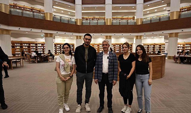 Tahmazoğlu, Şahinbey Millet Kütüphanesi'nde öğrencilerle bir araya geldi