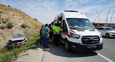Takla atan otomobil hurdaya döndü: 3 yaralı