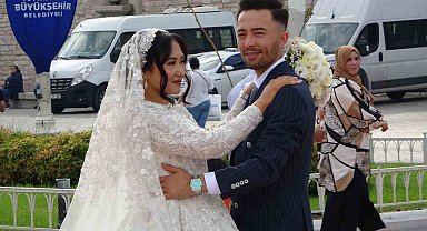 Taksim'de objektiflere gülümseyen Faslı gelin ve damat büyük ilgi gördü