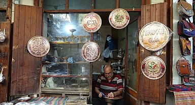 Tarihi Bakırcılar Çarşısı'nda asırlardır çekiç sesleri susmuyor