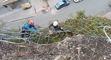Tarihi kaleye deprem önlemi: Kayaların üzeri çelik ağlarla örülüyor
