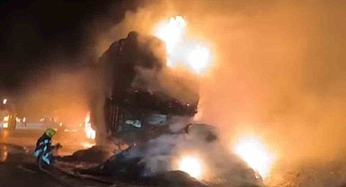 Tarsus'ta saman yüklü tır yandı