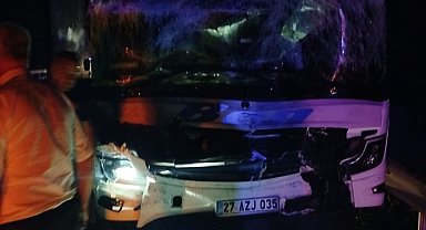 Tarsus'ta yolcu otobüsü tıra çarptı: 4 yaralı