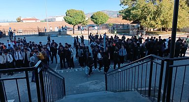 Tatvan'da deprem sonrası okullar tedbir amaçlı boşaltıldı