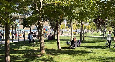 Tatvanlılar güzel havayı sahilde değerlendirdi