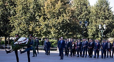 TBMM Başkanı Kurtulmuş, Moskova'daki Meçhul Asker Anıtı'na çelenk bıraktı