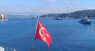TCG Anadolu ile birlikte 15 savaş gemisi İstanbul Boğazı'ndan geçti