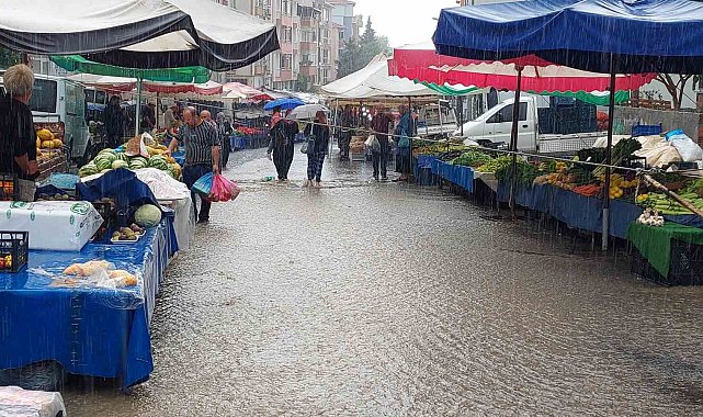 Tekirdağ'da şiddetli yağış, Salı Pazarı'nı sular altında bıraktı