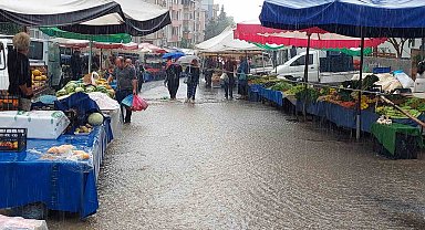 Tekirdağ'da şiddetli yağış, Salı Pazarı'nı sular altında bıraktı