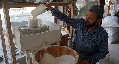 Teknolojiye meydan okuyor: Meşhur Çankırı tuzunu taş değirmende öğütüyor