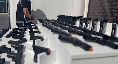 TEM'de durdurulan 3 araçtan 101 adet tabanca çıktı