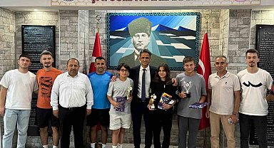 Tenis Şampiyonlarına Kaymakamdan Hediye
