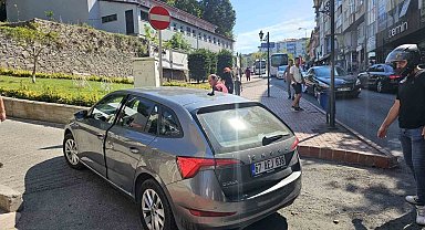 Ters yöne giren araç, motosikletle çarpıştı